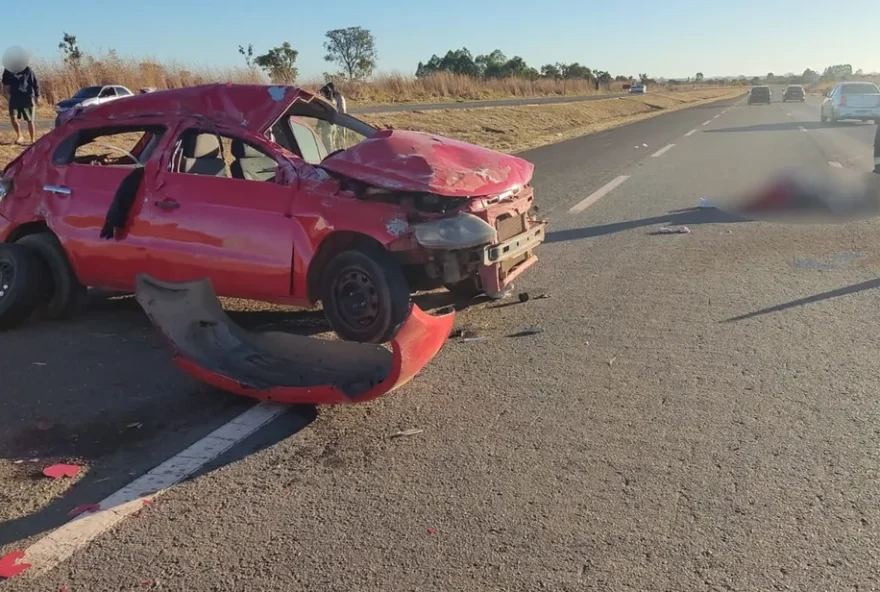 Carro que conduzia sete jovens capota na BR-060, um morre e seis ficam feridos