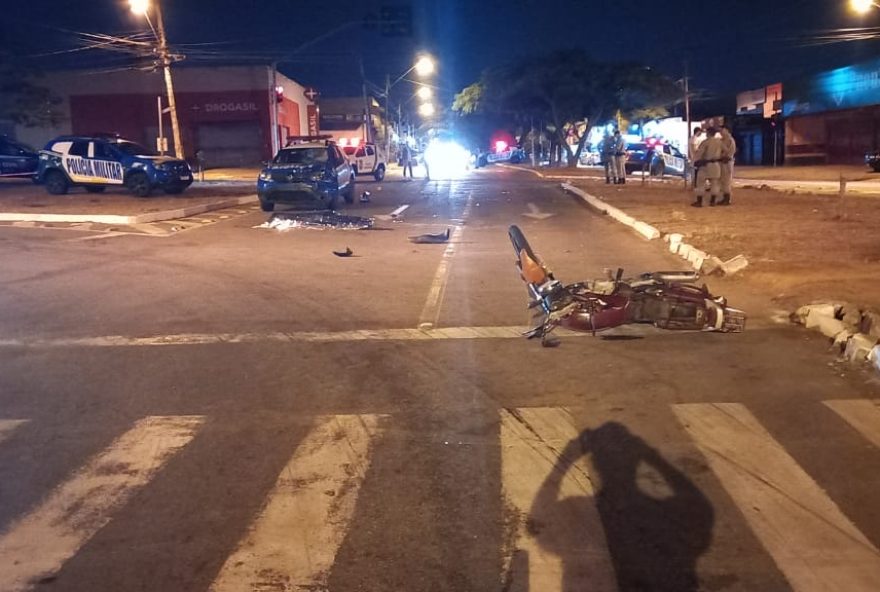 Vídeo: Motorista avança sinal e deixa motociclista em estado gravíssimo, em Goiânia