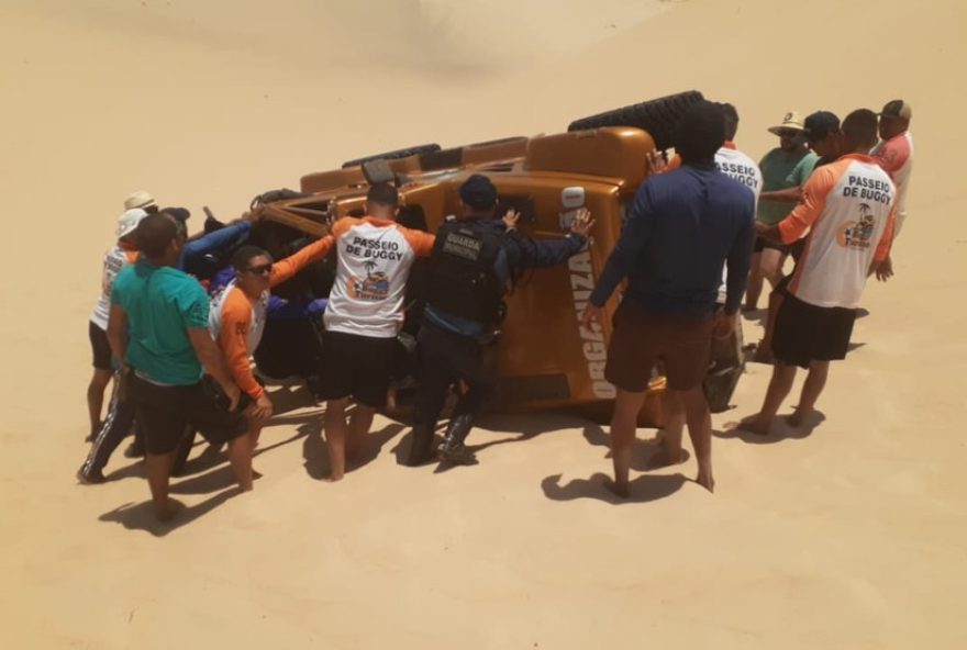 acidentes-em-dunas-de-canoa-quebrada2C-ceara3A-jipe-capota-e-buggy-vira