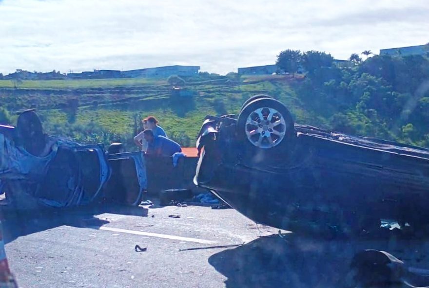 acidentes-na-rodovia-presidente-dutra-em-sao-jose-dos-campos3A-carros-capotam-apos-colisao2C-destacando-a-importancia-da-seguranca-no-transito