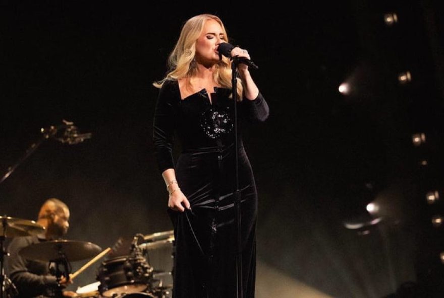 adele-emociona-fas-com-pausa-nos-palcos-em-las-vegas-no-the-colosseum