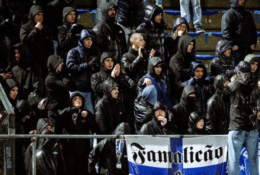 adeptos-do-famalicao-assistem-ao-derbi-sob-chuva-intensa adeptos-do-famalicao-assistem-ao-derbi-sob-chuva-intensa