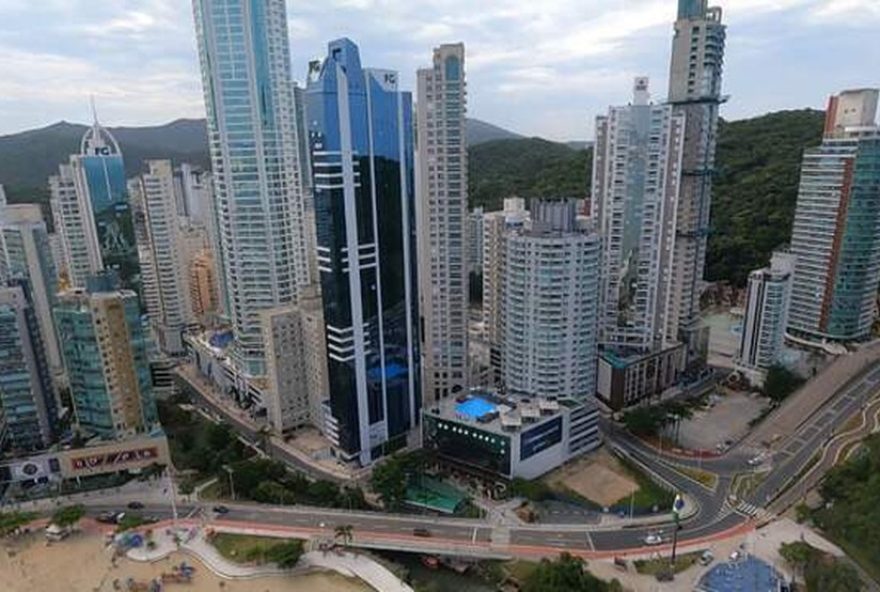adolescente-arrisca-vida-no-topo-de-predio-em-balneario-camboriu3A-caso-recente-de-perigo-em-edificios