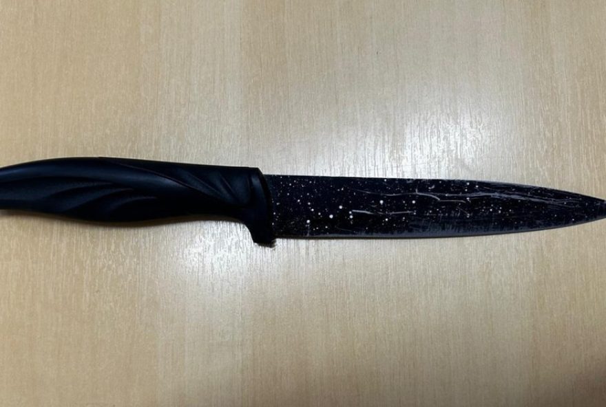 adolescente-de-13-anos-e-apreendida-apos-ameacar-avo-com-faca adolescente-de-13-anos-e-apreendida-apos-ameacar-avo-com-faca