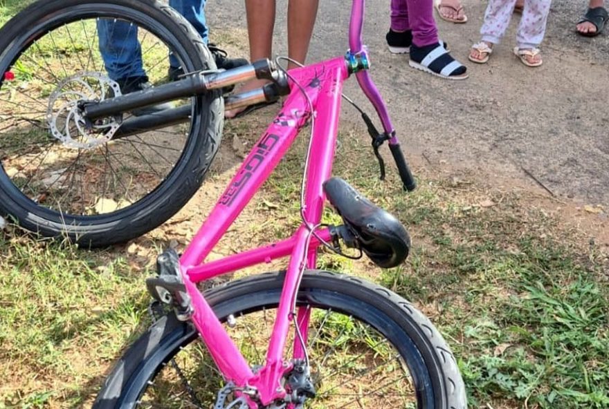 adolescente-de-13-anos-gravemente-ferida-em-acidente-entre-bicicleta-e-carro-em-alfenas2C-mg