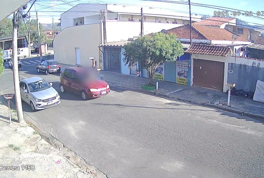adolescente-de-16-anos-escapa-ileso-apos-ser-atropelado-em-amparo2C-sao-paulo3A-imagens-chocantes-mostram-o-momento-do-acidente