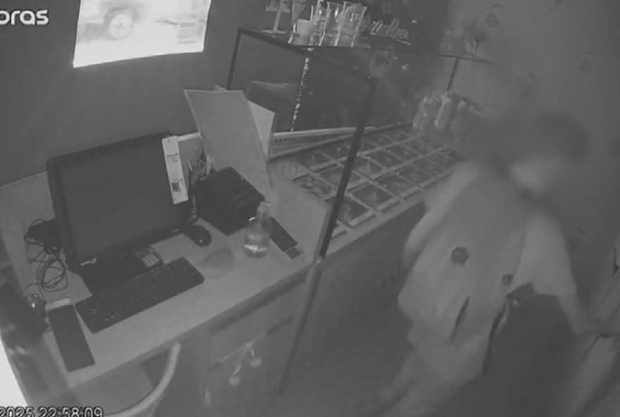 adolescente-e-apreendido-apos-furtar-mais-de-r24-1-milhao-em-joias-de-shopping-em-rio-verde3A-parte-dos-itens-recuperada adolescente-e-apreendido-apos-furtar-mais-de-r24-1-milhao-em-joias-de-shopping-em-rio-verde3A-parte-dos-itens-recuperada