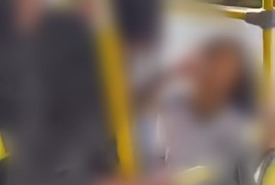 adolescente-e-brutalmente-agredida-com-mais-de-30-socos-dentro-de-onibus-em-mg3A-video-chocante-viraliza