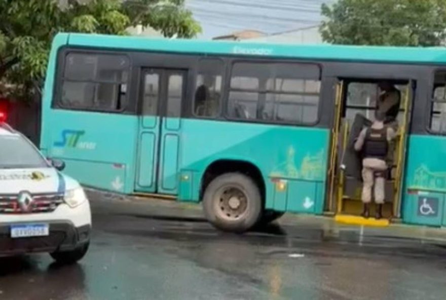 adolescente-e-resgatada-de-onibus-por-bope-em-ribeirao-das-neves3A-suspeito-armado-se-rende-pacificamente-em-operacao-policial adolescente-e-resgatada-de-onibus-por-bope-em-ribeirao-das-neves3A-suspeito-armado-se-rende-pacificamente-em-operacao-policial