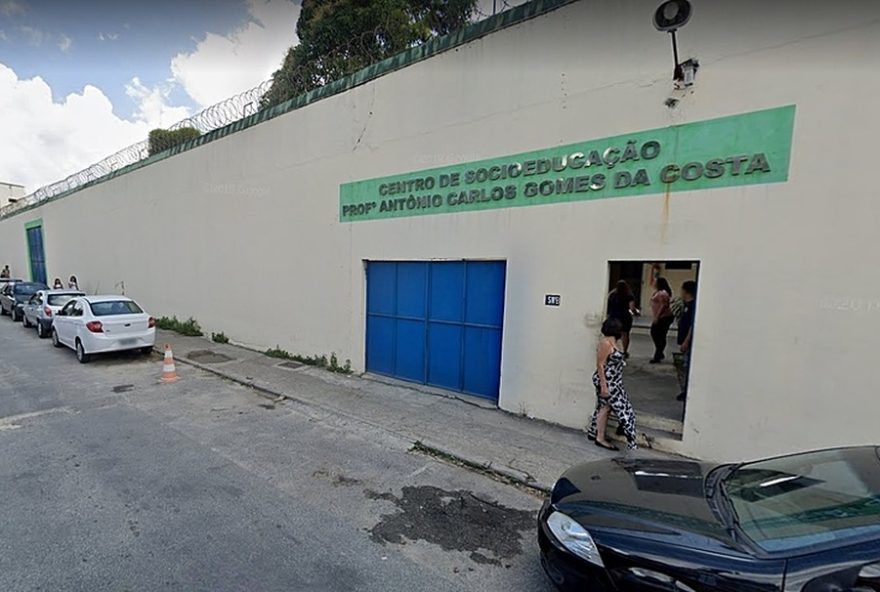 adolescente-faz-quatro-refens-em-unidade-do-degase-na-ilha-do-governador3A-bope-atua-na-negociacao adolescente-faz-quatro-refens-em-unidade-do-degase-na-ilha-do-governador3A-bope-atua-na-negociacao