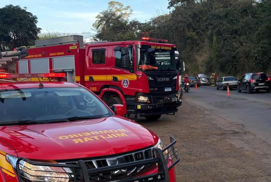 adolescente-fica-gravemente-ferido-em-acidente-na-mg-352-em-pitangui3A-4-feridos2C-transito-lento-por-horas.-siga-o-diario-do-estado-para-mais-informacoes-sobre-a-regiao-de-minas