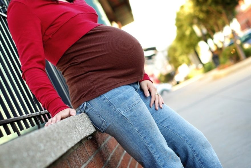 Sem corpo pronto, adolescente grávida trava com bebê disputa por nutrientes. (Foto: Reprodução/UOL)