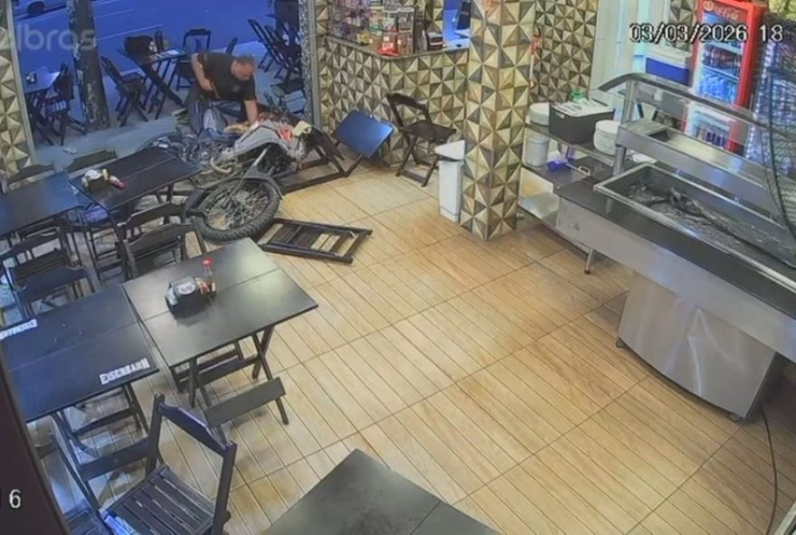 adolescente-suspeito-de-roubo-e-baleado-ao-invadir-bar-com-moto-em-sao-goncalo adolescente-suspeito-de-roubo-e-baleado-ao-invadir-bar-com-moto-em-sao-goncalo