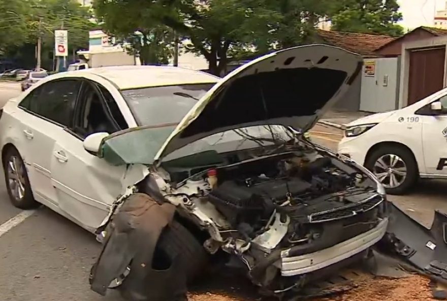 adolescentes-batem-carro-furtado-em-arvore-na-zona-sul-de-sao-jose-dos-campos3A-jovens-apreendidos-apos-incidente-grave