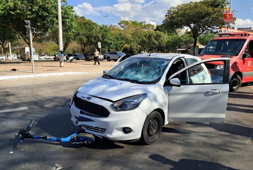 adolescentes-de-16-anos-sao-atropelados-em-patinetes-na-w3-sul3A-empresa-jet-alerta-sobre-regras-de-uso
