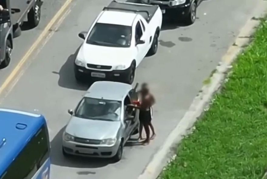 adolescentes-furtam-celular-de-motorista-em-rodovia-de-sp-durante-congestionamento adolescentes-furtam-celular-de-motorista-em-rodovia-de-sp-durante-congestionamento