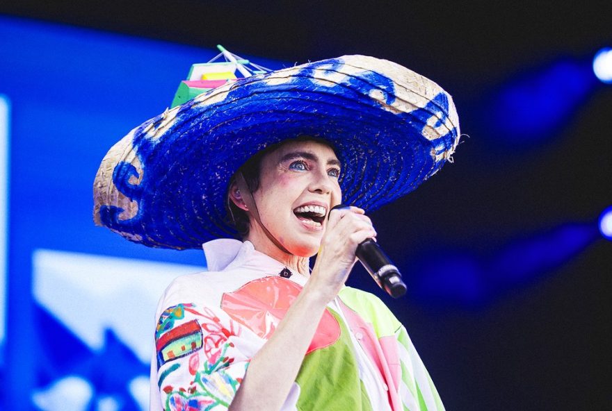 adriana-partimpim-encanta-o-publico-com-22o-quarto-no-palco22-no-festival-doce-maravilha3A-analise-e-destaques