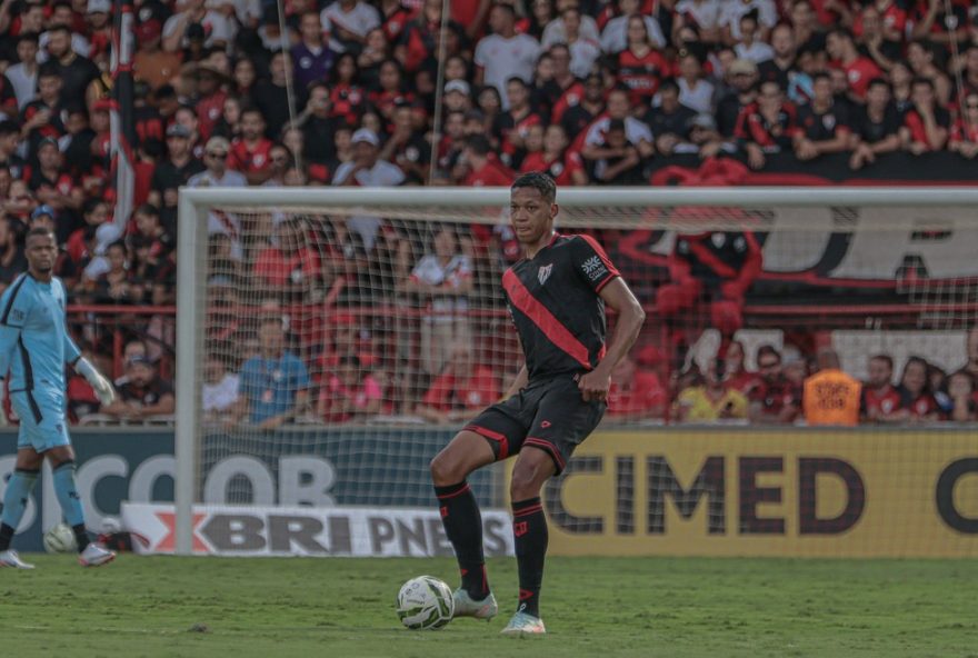 adriano-martins-marca-gol-no-classico2C-mas-atletico-go-lamenta-empate-no-fim adriano-martins-marca-gol-no-classico2C-mas-atletico-go-lamenta-empate-no-fim