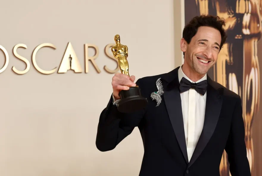 Adrien Brody venceu o segundo Oscar da carreira pelo papel em "O Brutalista" • Mike Coppola/Getty Images