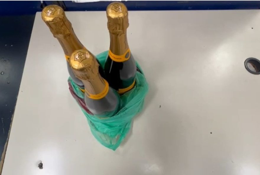 advogada-e-detida-por-furto-de-champanhe-em-supermercado-do-rj3A-r24-2-mil-em-bebidas advogada-e-detida-por-furto-de-champanhe-em-supermercado-do-rj3A-r24-2-mil-em-bebidas