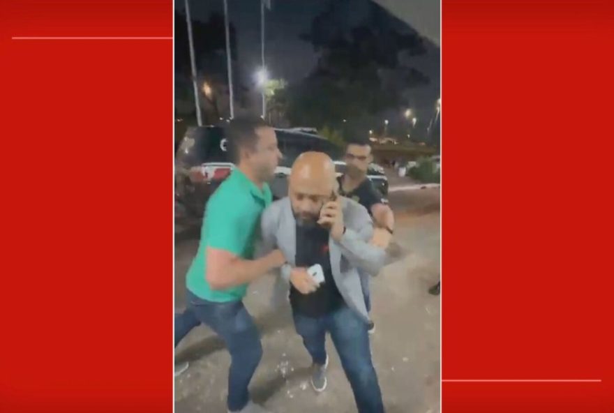 advogado-e-agredido-e-algemado-por-policiais-em-delegacia-do-df3A-video-mostra-o-ocorrido advogado-e-agredido-e-algemado-por-policiais-em-delegacia-do-df3A-video-mostra-o-ocorrido