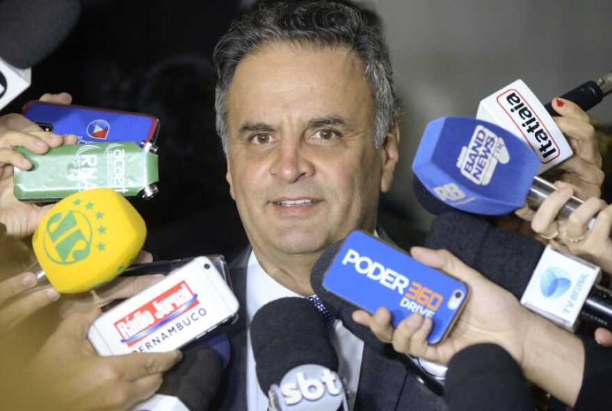 Senador Aécio Neves (PSDB-MG) concede entrevista após decisão do Supremo Tribunal Federal (STF) de acolher denúncia por suposta prática de corrupção passiva e obstrução de Justiça. Foto: Jefferson Rudy/Agência Senado
