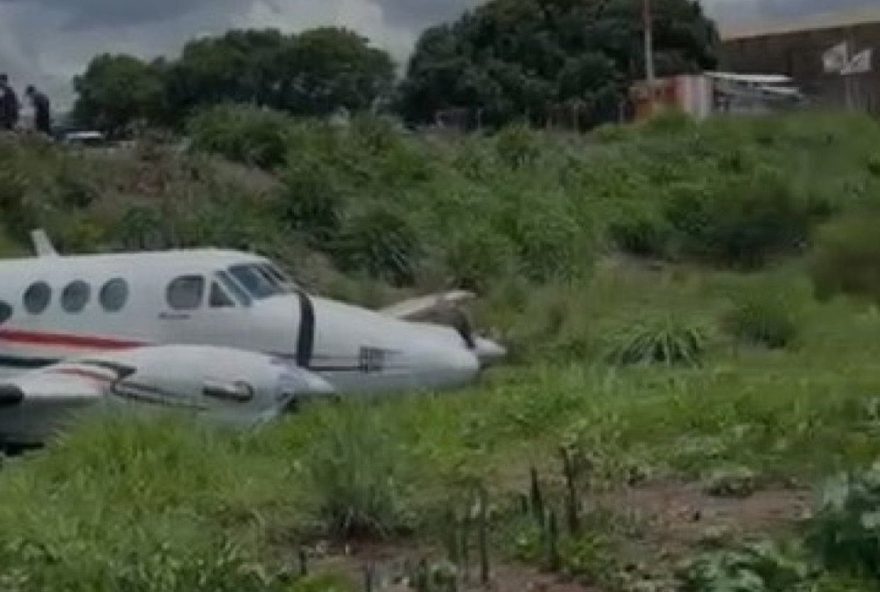 aeronave-cai-em-aeroporto-de-cidade-mineira-e-assusta-moradores