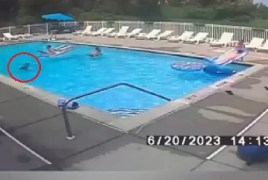 Criança se afoga em piscina e é salva por irmão de 12 anos de idade