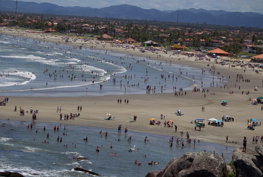 COVID19 AGLOMERAÇÃO NO LITORAL DE SP SP - COVID/19 AGLOMERAÇÃO NO LITORAL DE SP - GERAL - Domingo (22) de sol e muita aglomeração nas praias do litoral de São Paulo. Os banhistas sem a utilização de mascarás e sem evitar a aglomeração na faixa de areia. O Estado de São Paulo, está registrando nos últimos dias aumento considerável de internações por COVID19 nos hospitais da rede pública e privada, devido o baixo comprometimento da população com as regras de distanciamento social e obrigatoriedade do uso de mascará de proteção durante a pandemia. Foto das praias localizadas no Município de Itanhaém, Baixada Santista, litoral sul do Estado de São Paulo. 22/11/2020 - Foto: ANTONIO MOLINA/FOTOARENA/FOTOARENA/ESTADÃO CONTEÚDO