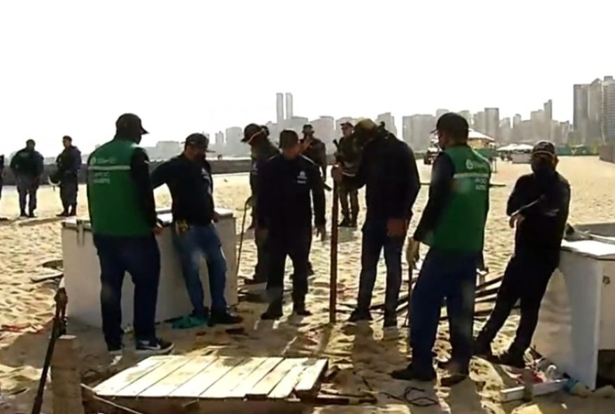 agefis-remove-barracas-de-vendedores-ambulantes-na-praia-de-iracema3A-comerciantes-reclamam-de-danos2C-mas-orgao-nega-prejuizos