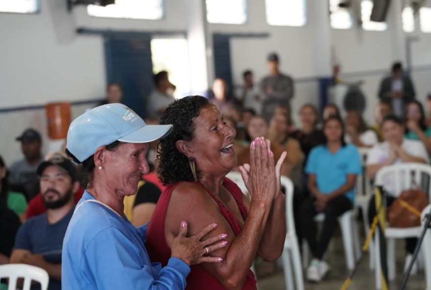 Irmãs Maria Divina e Maria Aparecida dos Santos no momento em que foram sorteadas para as casas a custo zero, em Mairipotaba Fotos: Octacílio Queiroz/Agehab