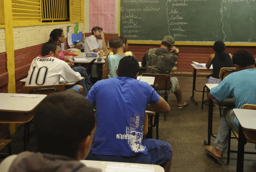 Os estudantes da rede pública beneficiados pelo Pé-de-Meia, a poupança do ensino médio, começarão a receber a quarta parcela