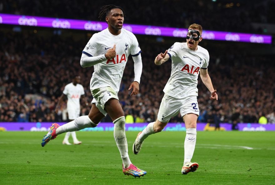 agente-ameaca-jogador-do-tottenham-com-arma-em-londres3A-policia-investiga.-a-seguranca-no-futebol-em-foco-apos-incidente agente-ameaca-jogador-do-tottenham-com-arma-em-londres3A-policia-investiga.-a-seguranca-no-futebol-em-foco-apos-incidente