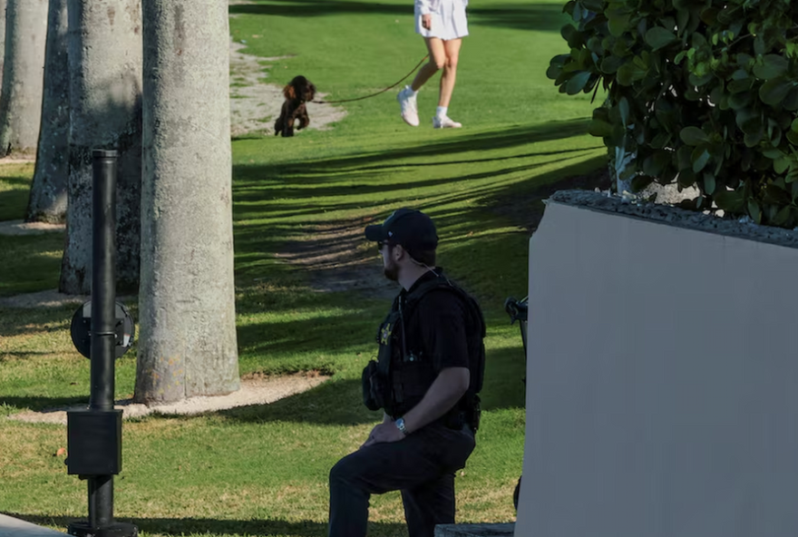 agentes-neutralizam-homem-armado-proximo-ao-resort-de-trump-em-mar-a-lago2C-na-florida3A-autoridades-afirmam.-investigacao-em-curso-pelo-fbi agentes-neutralizam-homem-armado-proximo-ao-resort-de-trump-em-mar-a-lago2C-na-florida3A-autoridades-afirmam.-investigacao-em-curso-pelo-fbi