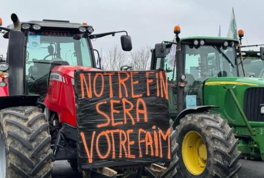 agricultores-franceses-com-chapeus-amarelos-ameacam-bloquear-paris3A-crise-agricola-em-pauta