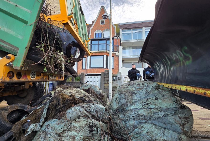 agricultores-protestam-despejando-esterco-em-frente-a-casa-de-praia-de-macron agricultores-protestam-despejando-esterco-em-frente-a-casa-de-praia-de-macron