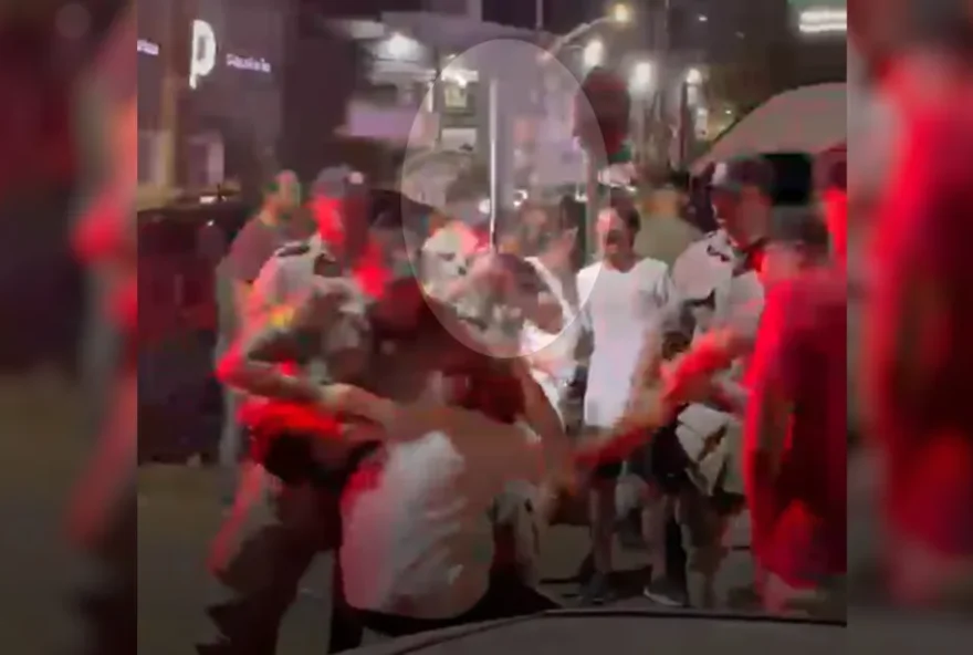 Ao menos seis agentes agrediram dois rapazes. Eles foram algemados e presos. 
(Foto: Reprodução/TV Anhanguera)