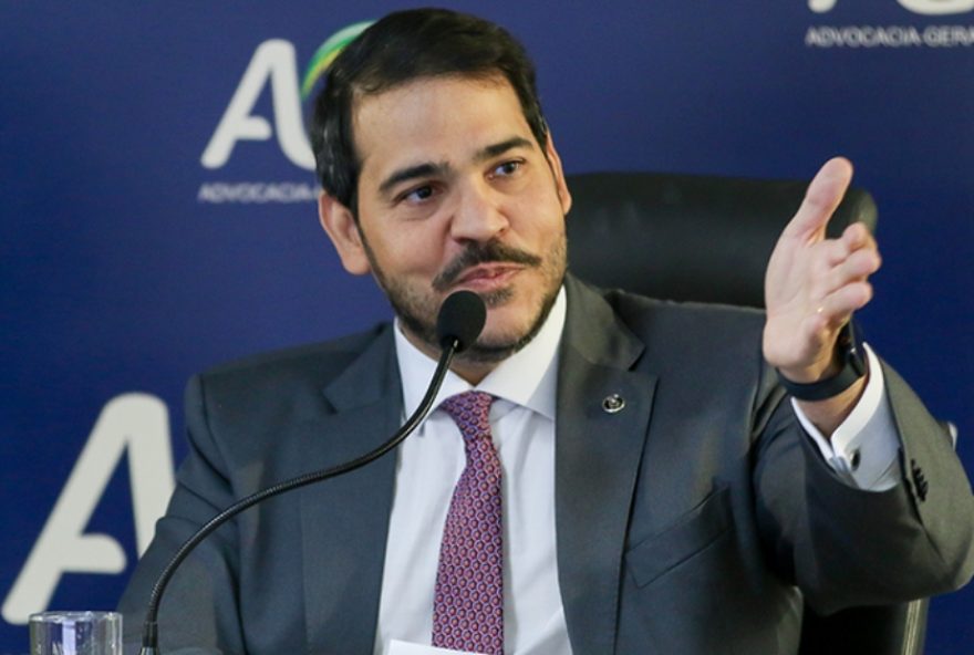 agu-pode-cobrar-bolsonaro-e-eduardo-por-contrato-nos-eua
