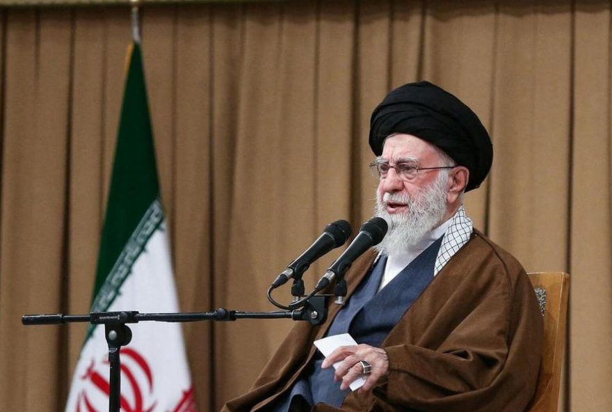 aiatola-ali-khamenei-critica-donald-trump-e-responsabiliza-eua-por-disturbios-no-ira