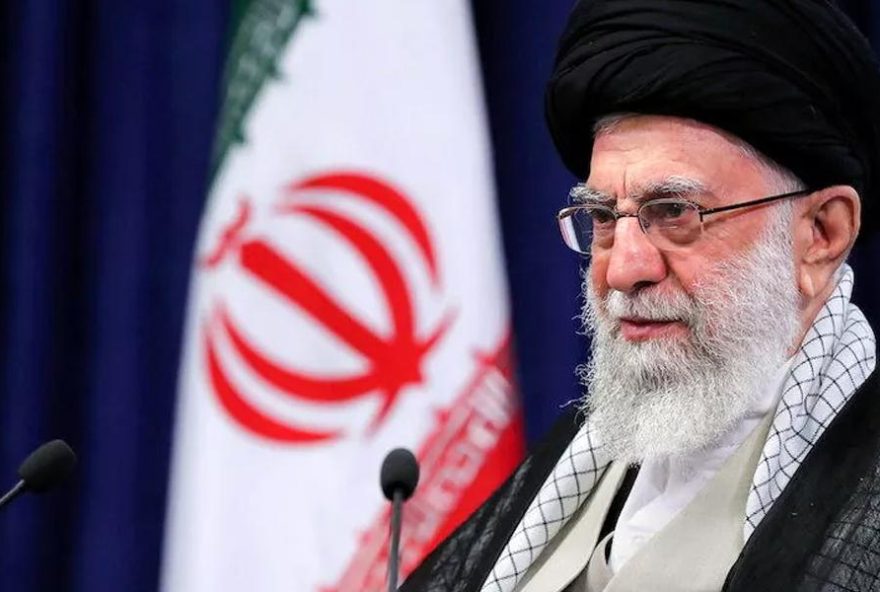 aiatola-ali-khamenei-critica-trump-e-mercenarios-estrangeiros3A-maos-manchadas-de-sangue aiatola-ali-khamenei-critica-trump-e-mercenarios-estrangeiros3A-maos-manchadas-de-sangue