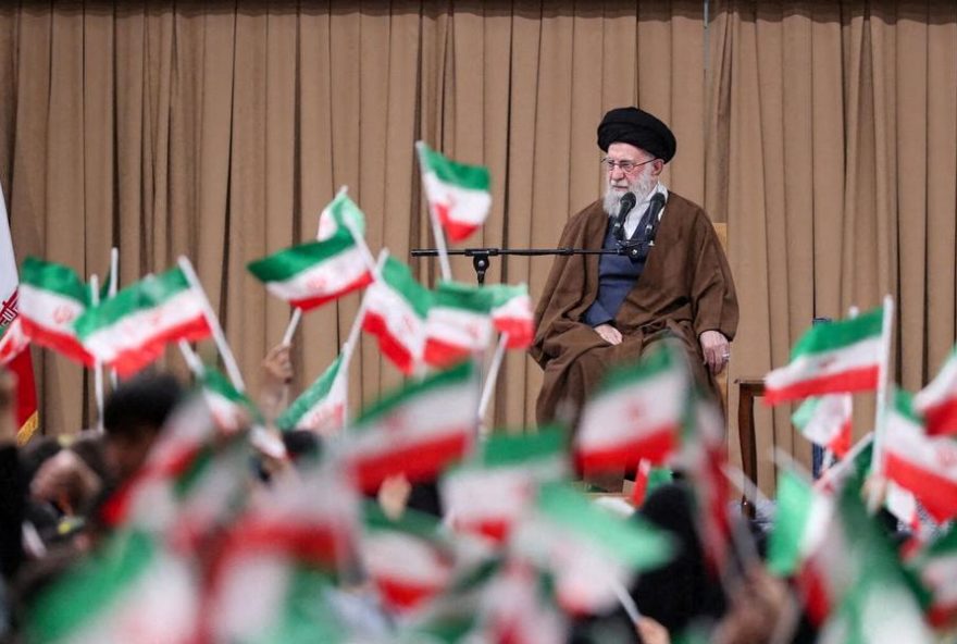 aiatola-iraniano-desafia-trump3A-uss-abraham-lincoln-sob-ameaca.-tensoes-aumentam-no-oriente-medio-em-meio-a-escalada-entre-eua-e-ira.-internacional-atenta-a-desfecho-da-crise aiatola-iraniano-desafia-trump3A-uss-abraham-lincoln-sob-ameaca.-tensoes-aumentam-no-oriente-medio-em-meio-a-escalada-entre-eua-e-ira.-internacional-atenta-a-desfecho-da-crise