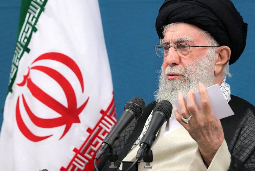 aiatola-khamenei-acusa-trump-de-mentir-sobre-paz-no-golfo3A-repercussoes-politicas-crescem