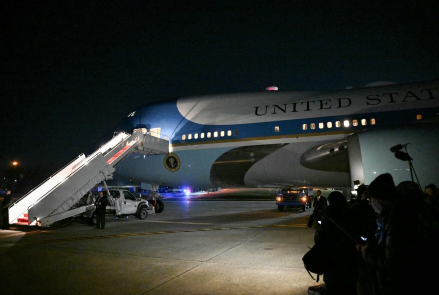 air-force-one2C-aviao-de-trump2C-retorna-a-base-aerea-apos-problema-eletrico air-force-one2C-aviao-de-trump2C-retorna-a-base-aerea-apos-problema-eletrico