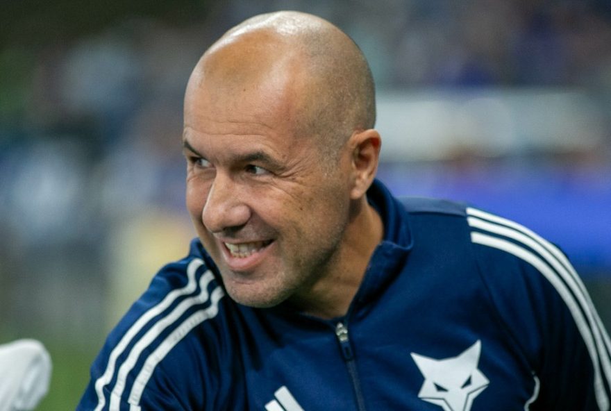 MG - BELO HORIZONTE - 10/08/2025 - BRASILEIRO A 2025, CRUZEIRO X SANTOS - Leonardo Jardim tecnico do Cruzeiro durante partida contra o Santos no estadio Mineirao pelo campeonato Brasileiro A 2025. Foto: Fernando Moreno/AGIF
