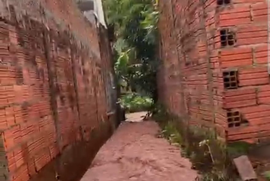 alagamento-em-mogi-das-cruzes3A-homem-tenta-se-levantar-da-calcada-na-rua-das-moncoes alagamento-em-mogi-das-cruzes3A-homem-tenta-se-levantar-da-calcada-na-rua-das-moncoes