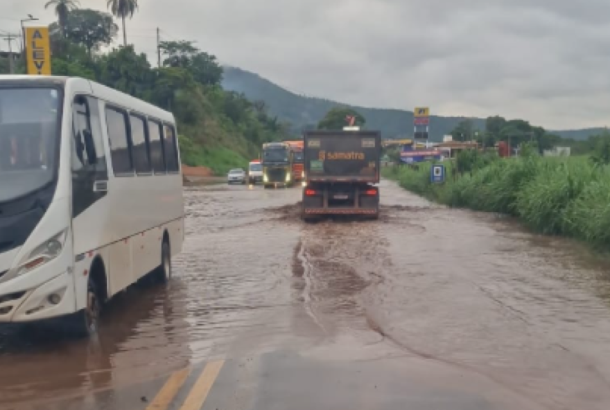 alagamento-interdita-br-381-na-saida-de-bh