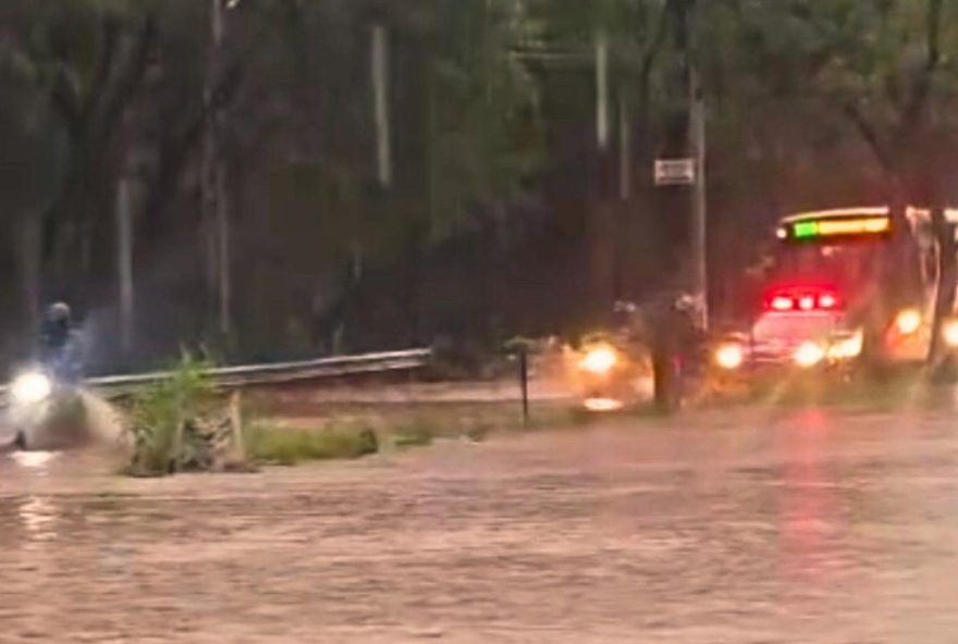 alagamento-na-baixada-vera-cruz-2-em-goiania-gera-interdicao-de-vias