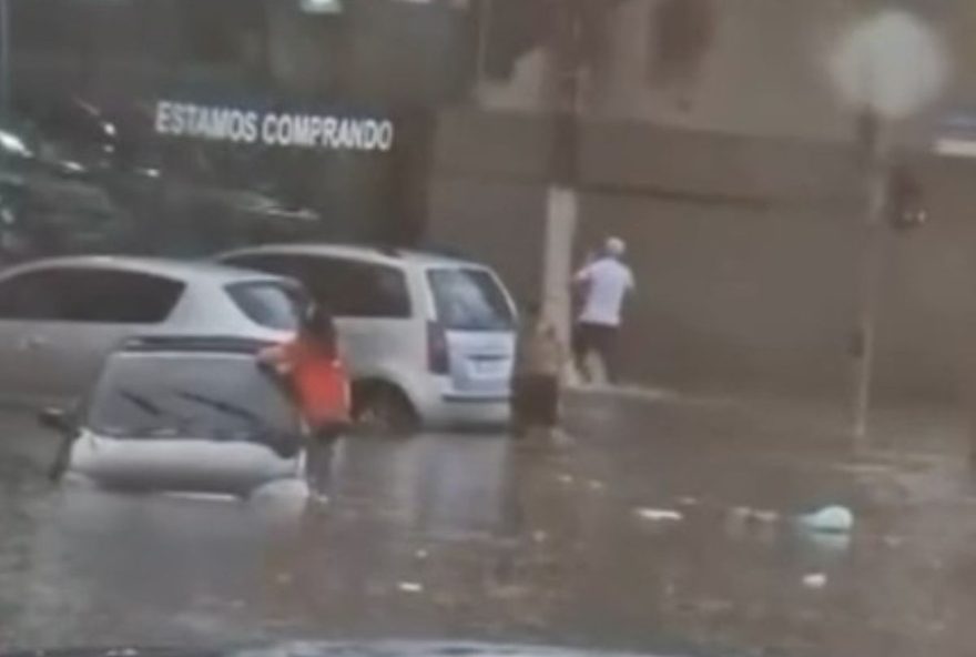 alagamento-na-zona-norte-de-sp3A-pessoas-tentam-sair-de-carro-durante-chuva alagamento-na-zona-norte-de-sp3A-pessoas-tentam-sair-de-carro-durante-chuva