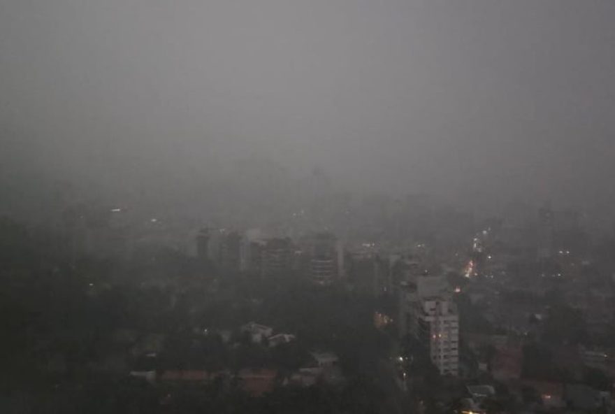 alagamento-provoca-ondas-em-rua-da-lapa-durante-tempestade-em-sp