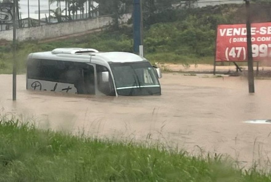 alagamentos-e-interdicoes-em-sc3A-veiculos-submersos-e-destinos-turisticos-afetados